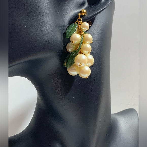 Vintage ‘80’s faux pearl “fruit bunch” earrings - Picture 2 of 4